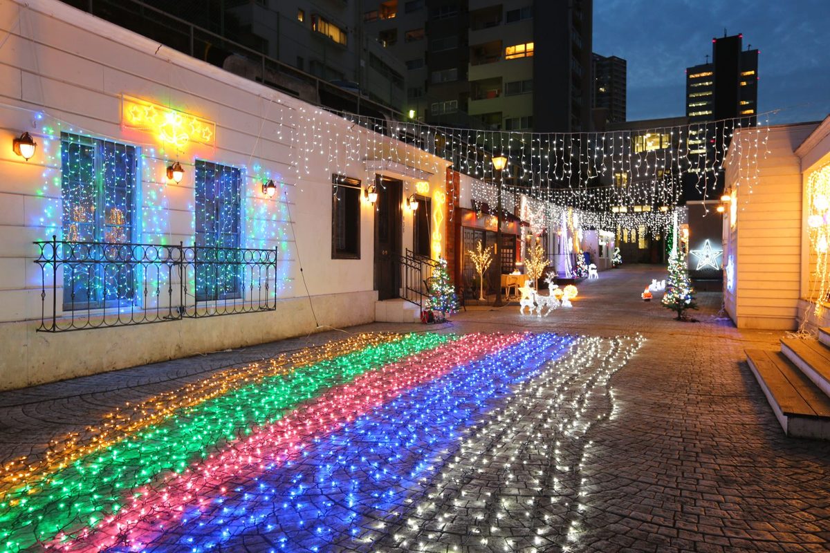 石畳を流れる光の川