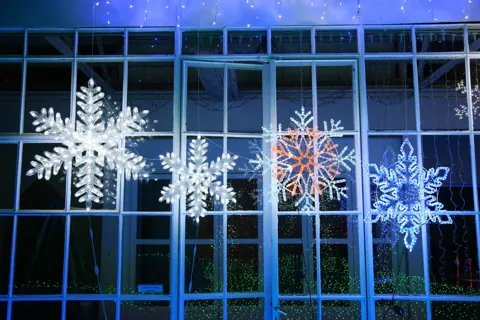 ガラス壁面の雪の結晶モチーフ
