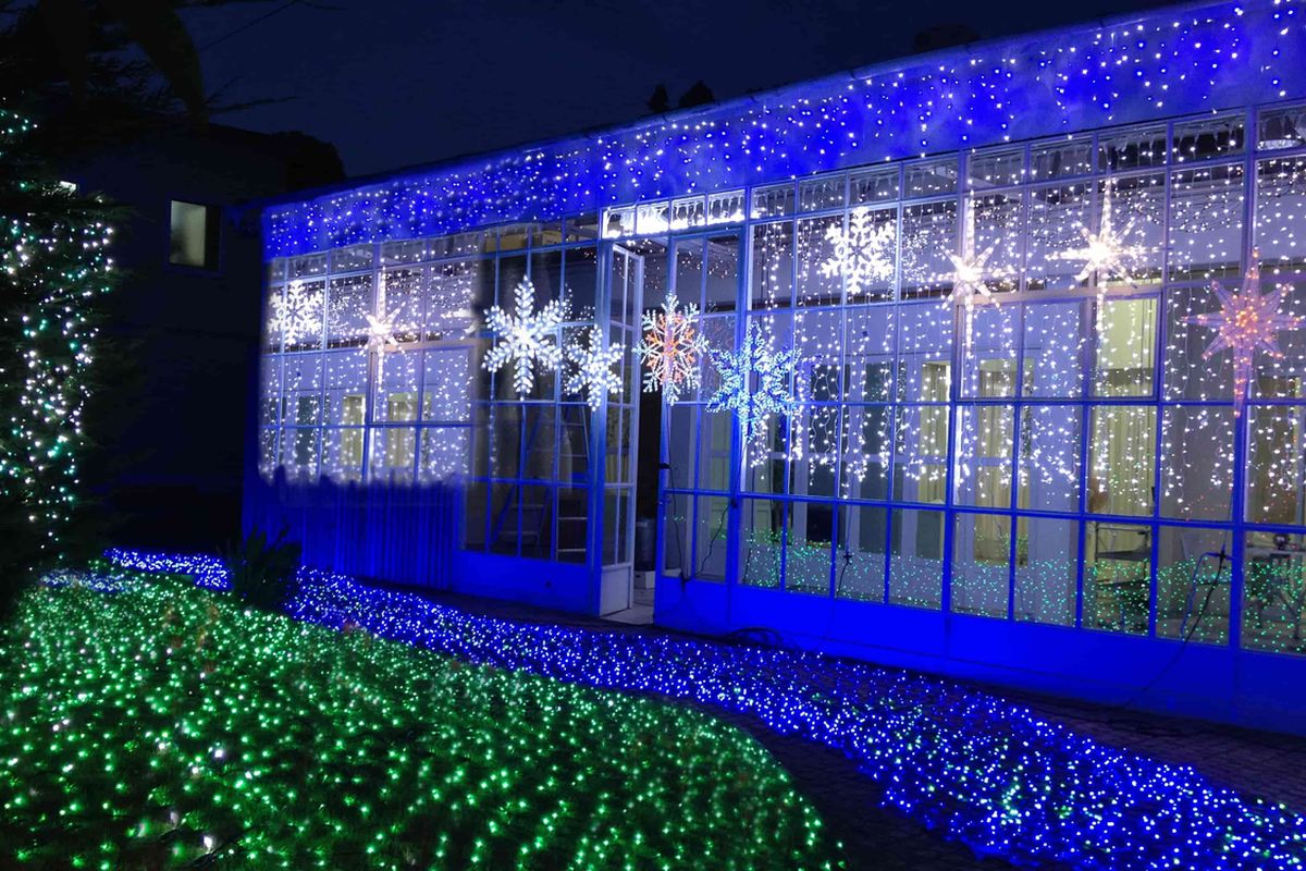 建物正面のカーテンとモチーフの設置例